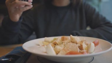 Sezar salata bir kafede yemek kadın