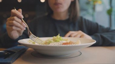 Sezar salata bir kafede yemek kadın