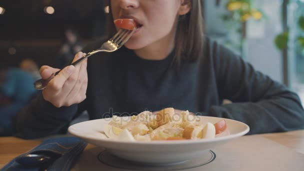 Donna che mangia insalata di Cesare in un caffè — Video Stock