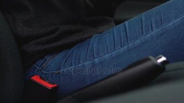 El araba emniyet kemeri sürüş önce araç içinde otururken tespit etmek