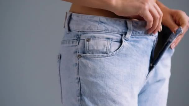 Jovem mulher está vestindo jeans azuis — Vídeo de Stock