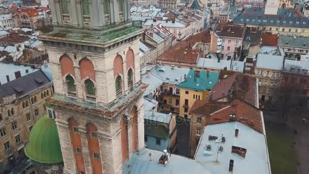 Vista aérea do centro histórico de Lviv. Tiro com drone — Vídeo de Stock