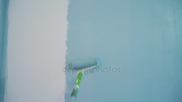 Pintor pinta las paredes en color azul — Vídeo de stock