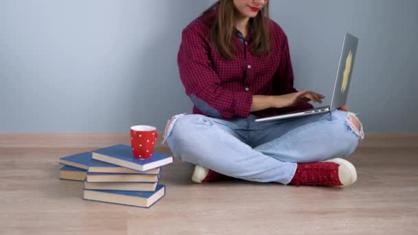 Beautiful girl using laptop and thumb up sitting on the floor at home — Stock Video