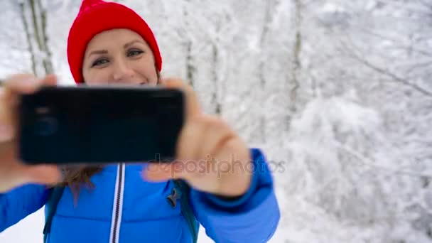 Mujer joven utiliza un teléfono inteligente para hacer fotos selfies en el fondo de una hermosa vista de las montañas, Cárpatos — Vídeo de stock