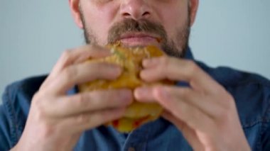 Adam sulu hamburger yiyor