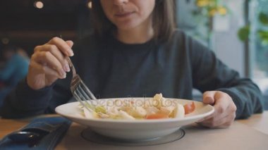 Sezar salata bir kafede yemek kadın