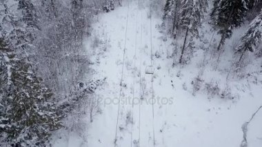 Kayak Merkezi - teleferik ve iğne yapraklı orman karla kaplı hava görünümünü. Karpatlar, Ukrayna