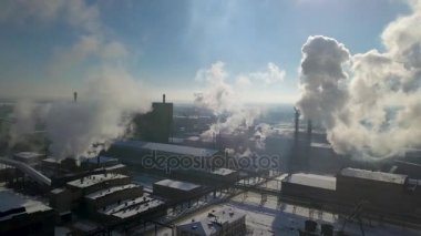 Yığının fabrika duman - petrol rafineri, Petrokimya veya kimyasal tesis kışın havadan görünümü