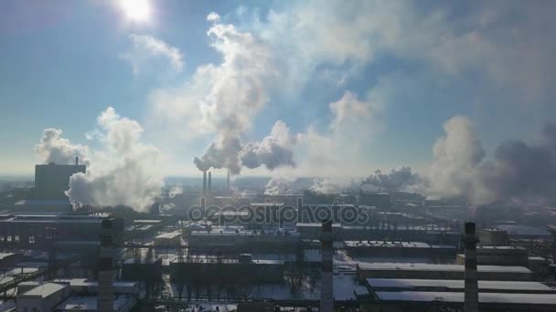 Vista aérea de la pila de humo de fábrica: refinería de petróleo, planta petroquímica o química en invierno — Vídeo de stock