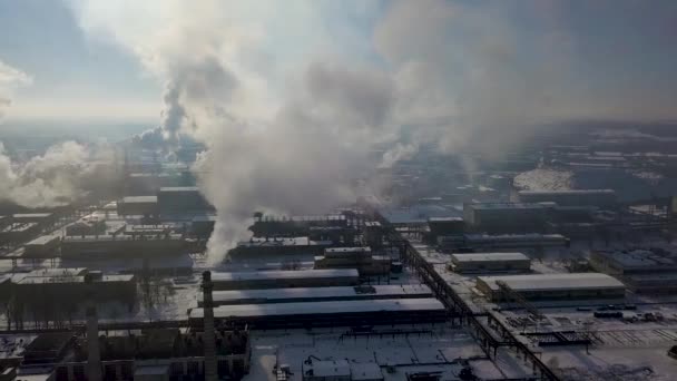 Veduta aerea della fabbrica di fumo pila - raffineria di petrolio, petrolchimico o impianto chimico in inverno — Video Stock