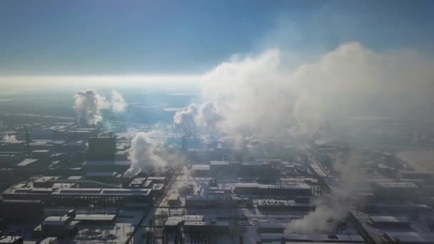 Luchtfoto van fabriek rook stack - olie raffinaderij, petrochemische of chemische plant in de winter — Stockvideo