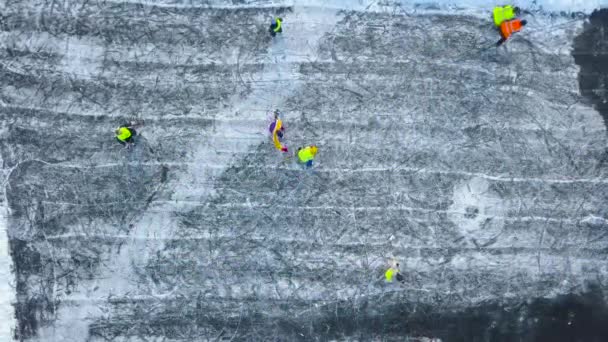 Vue de la hauteur sur les gens méconnaissables jouant au hockey en hiver à l'extérieur — Video