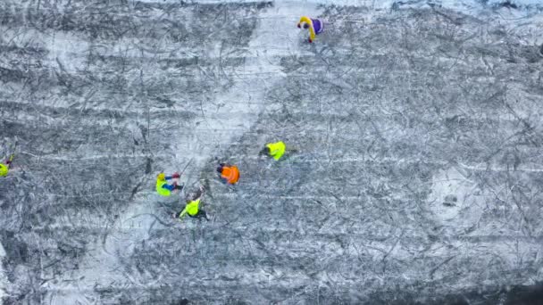 Vue de la hauteur sur les gens méconnaissables jouant au hockey en hiver à l'extérieur — Video