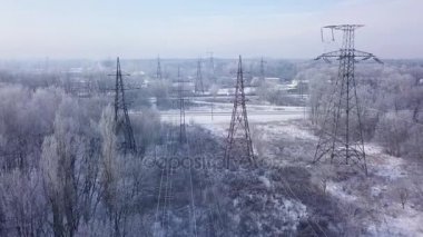 Güç hattı kışın demiryolu yakınındaki havadan görünümü