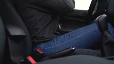 El araba emniyet kemeri sürüş önce araç içinde otururken tespit etmek