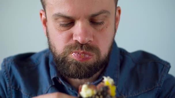 Чоловік їсть соковитий гамбургер — стокове відео