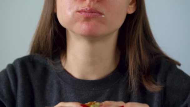 Mujer come hamburguesa jugosa — Vídeo de stock