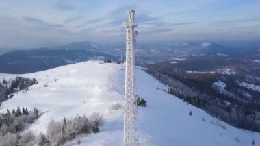 Karpat Dağları üstüne mobil kule üzerinde uçuş karla kaplı. Açık soğuk hava
