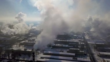 Yığının fabrika duman - petrol rafineri, Petrokimya veya kimyasal tesis kışın havadan görünümü