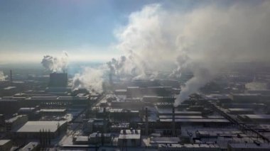 Yığının fabrika duman - petrol rafineri, Petrokimya veya kimyasal tesis kışın havadan görünümü