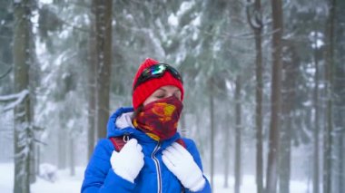 Yalnız turist kız kış karla kaplı iğne yapraklı bir ormanda dağlarda yürüyüş. Soğuk hava