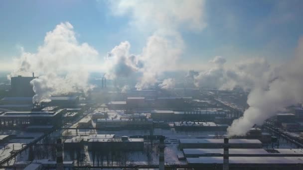 공장 연기 스택-석유 정제, 석유화학 또는 겨울에 화학 공장 조감도 — 비디오