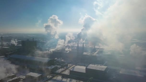 Veduta aerea della fabbrica di fumo pila - raffineria di petrolio, petrolchimico o impianto chimico in inverno — Video Stock