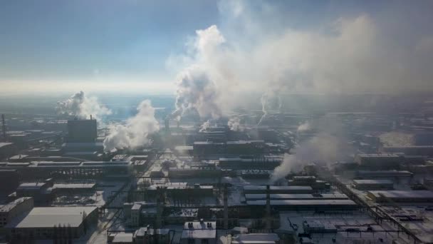 Vista aérea da pilha de fumaça da fábrica - Refinaria de petróleo, planta petroquímica ou química no inverno — Vídeo de Stock