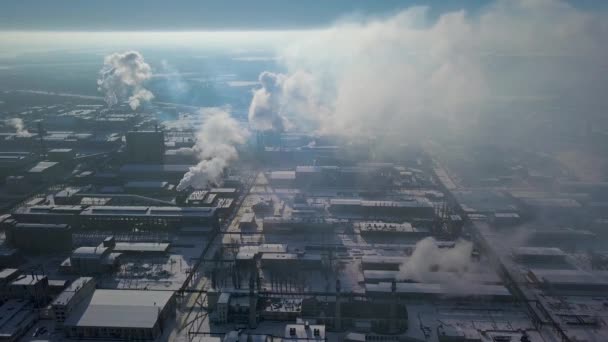 Vista aérea de la pila de humo de fábrica: refinería de petróleo, planta petroquímica o química en invierno — Vídeos de Stock