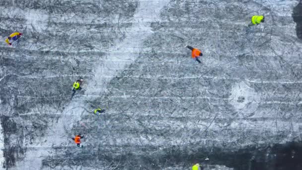 Θέα από το ύψος στον αγνώριστος άνθρωποι παίζουν χόκεϊ σε εξωτερικούς χώρους χειμώνα — Αρχείο Βίντεο