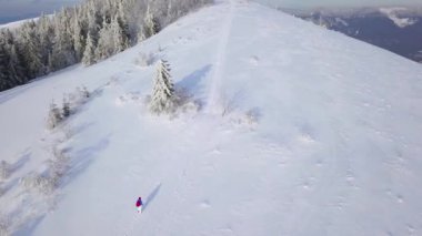 Uçuş bir dağın tepesine yürüyüş yalnız turist kız yüzünden karla kaplı. Açık soğuk hava