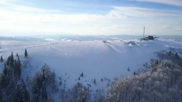 Vlucht over het onderzoeksstation bovenop Karpatische bergen bedekt met sneeuw. Duidelijk frosty weer — Stockvideo