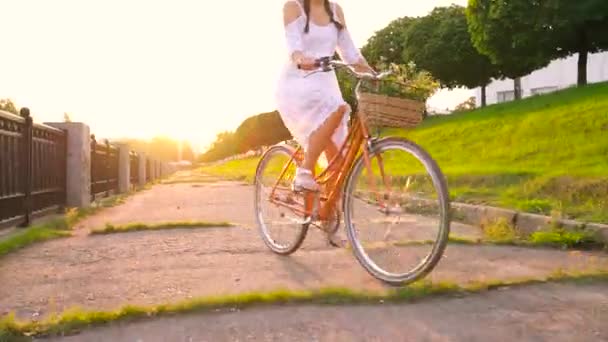 Jeune belle femme en vélo au coucher du soleil — Video
