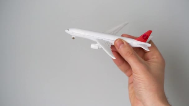 Toy airplane in the hand simulates a flight — Stock Video