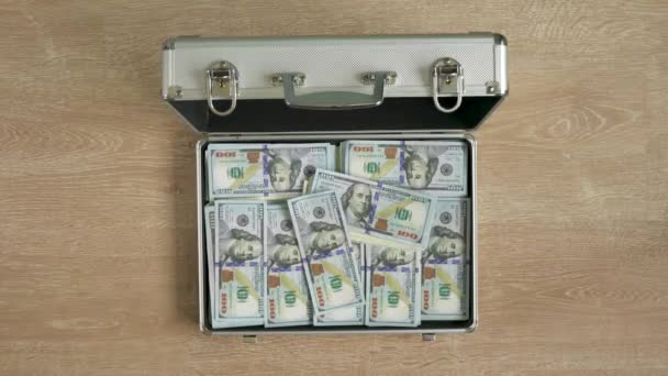 El dinero cae en una maleta y se cierra — Vídeos de Stock