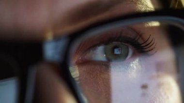 Monitörde seyir ve Internet'te sörf gözlüklü kadın. Monitör ekran Gözlükte yansıtılır