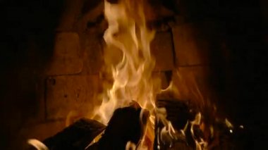 Bir şömine ateş. Ağır çekim