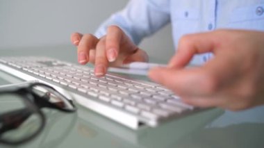 Kadın tarafından Internet üzerinde kredi kartı satın öder. Klavyede yazarak office işçisi kadın. Online ödeme kavramı