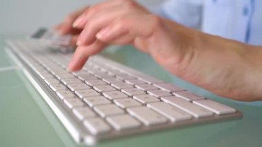 Klavyede yazarak işçisi kadın ofis