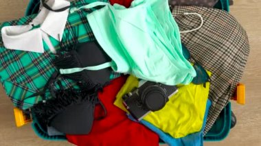 Şeyler bir bavul düşüyor ve çantayı kapalı.