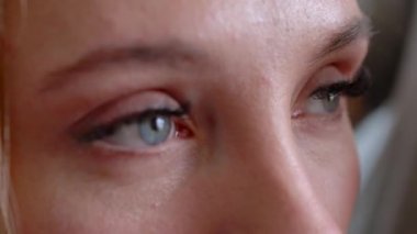 Makyöz toz geçerlidir ve yüz şekli düzeltilmesi için kız yapar