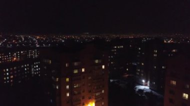 Yükseklikten ışıklı gece şehrin çok katlı evler görüntüleyin. Ukrayna