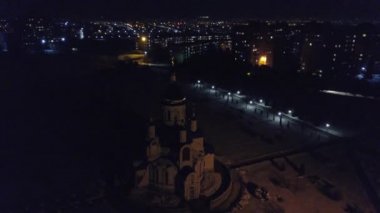 Yükseklikten ışıklı gece şehir ve kilise, çok katlı evler için görüntüleyin. Ukrayna