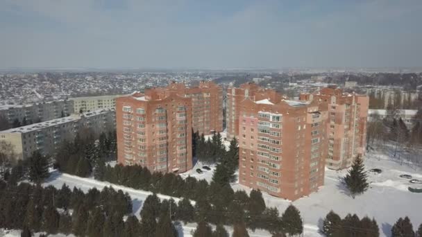 Näkymä kaupungin makuualueen korkeudelta. Sosiaalinen asuntotuotanto — kuvapankkivideo