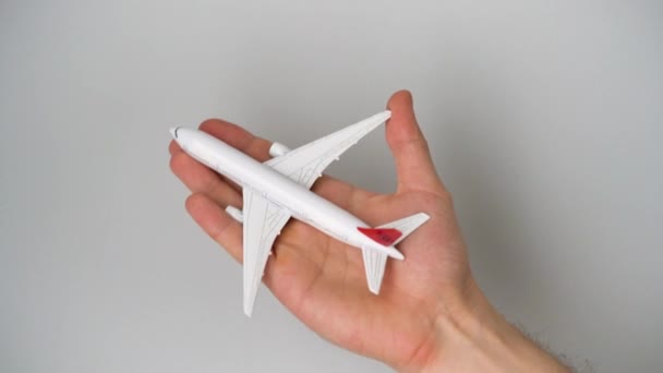 Speelgoed vliegtuig in de hand simuleert een vlucht — Stockvideo