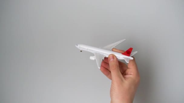 Toy airplane in the hand simulates a flight — Stock Video