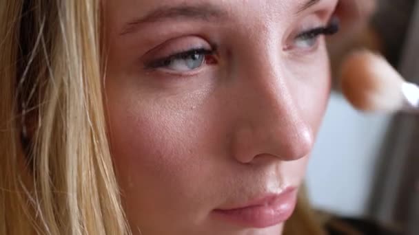 Make-up artist ισχύει σκόνη και κάνει τη διόρθωση του σχήματος του προσώπου για το κορίτσι — Αρχείο Βίντεο