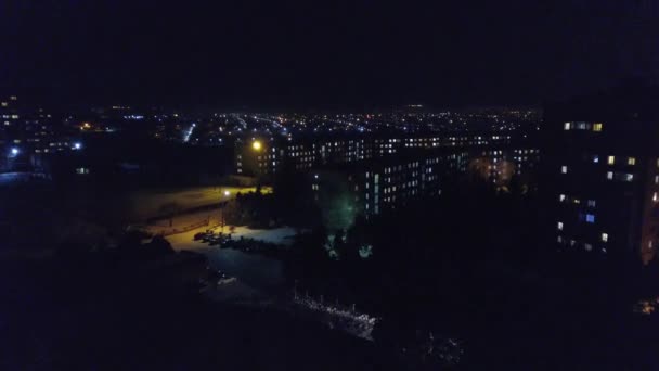 Вид с высоты на освещенный ночной город, многоэтажные дома. Украина — стоковое видео