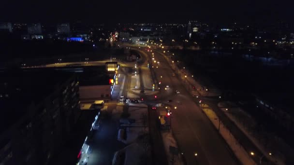 Blick von der Höhe auf die beleuchteten vielbefahrenen Straßen und nächtlichen, mehrstöckigen Häuser. Ukraine — Stockvideo